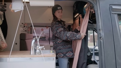 Biến Mercedes-Benz Sprinter thành nhà di động với những món đồ ‘nhặt nhạnh’ - Ảnh 10. Biến Mercedes-Benz Sprinter thành nhà di động với những món đồ ‘nhặt nhạnh’ - Ảnh 10.