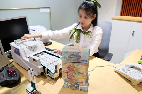 Nhiều chuyên gia cho rằng việc giảm lãi suất huy động và tới đây sẽ giảm lãi suất cho vay là tin vui với khách vay vốn nói chung Ảnh: NGỌC PHƯỢNG Nhiều chuyên gia cho rằng việc giảm lãi suất huy động và tới đây sẽ giảm lãi suất cho vay là tin vui với khách vay vốn nói chung Ảnh: NGỌC PHƯỢNG