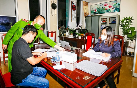 Cơ quan điều tra tống đạt quyết định khởi tố bị can với Phan Quốc Việt - Ảnh: GIANG LONG Cơ quan điều tra tống đạt quyết định khởi tố bị can với Phan Quốc Việt - Ảnh: GIANG LONG