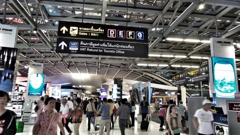 Thái Lan giải quyết vấn đề giá vé máy bay tăng cao - Ảnh 1. Hành khách tại sân bay Suvarnabhumi ở Bangkok, Thái Lan.Ảnh: thailand-business-news.com