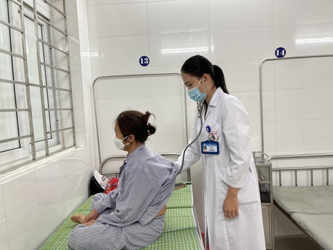 Ăn tiết canh tự làm giải nhiệt, một phụ nữ bị sán lợn tấn công lên não - Ảnh 1. Bác sĩ Phương khám cho bà O. - Ảnh: THANH LOAN