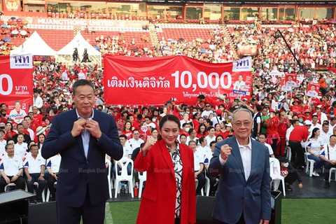 Đảng Pheu Thai phải giải trình về nguồn tiền gần 15 tỉ USD hứa tặng người dân - Ảnh 1. Đảng Pheu Thai phải giải trình về nguồn tiền gần 15 tỉ USD hứa tặng người dân - Ảnh 1.