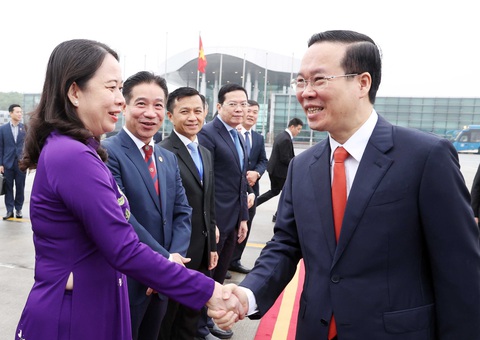 Phó chủ tịch nước Võ Thị Ánh Xuân tiễn Chủ tịch nước Võ Văn Thưởng tại sân bay Nội Bài - Ảnh: TTXVN Phó chủ tịch nước Võ Thị Ánh Xuân tiễn Chủ tịch nước Võ Văn Thưởng tại sân bay Nội Bài - Ảnh: TTXVN
