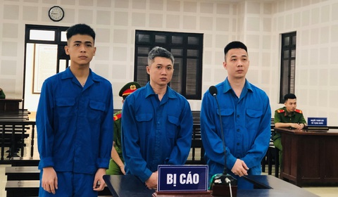 Mua bán tài khoản ngân hàng, tiếp tay người nước ngoài lừa đảo - Ảnh 1. Phiên tòa xét xử 3 bị cáo về tội sử dụng mạng máy tính, mạng viễn thông, phương tiện điện tử thực hiện hành vi chiếm đoạt tài sản - Ảnh: Đ.C.