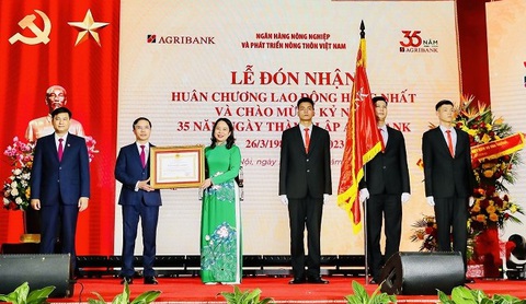 Agribank đón nhận Huân chương Lao động hạng Nhất - Ảnh 1. Thay mặt Đảng và Nhà nước, Phó Chủ tịch nước Võ Thị Ánh Xuân tặng Huân chương Lao động hạng Nhất cho Agribank - Ảnh: AGR