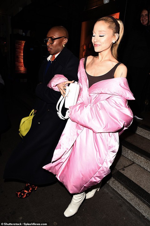 Ariana Grande lộ thân hình ‘trơ xương’ báo động - Ảnh 4. Ariana Grande lộ thân hình ‘trơ xương’ báo động - Ảnh 4.