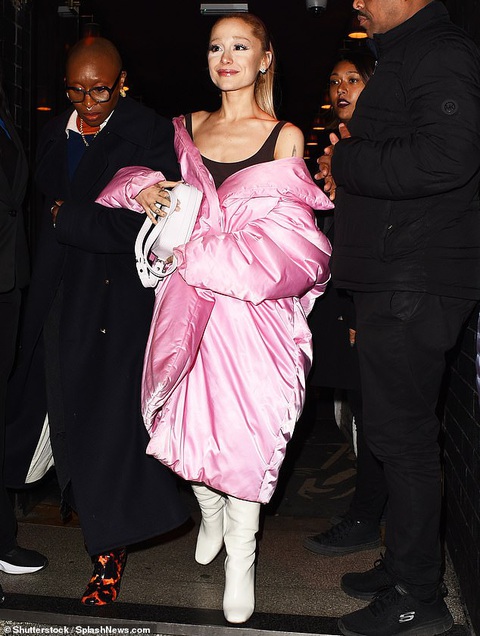 Ariana Grande lộ thân hình ‘trơ xương’ báo động - Ảnh 5. Ariana Grande lộ thân hình ‘trơ xương’ báo động - Ảnh 5.