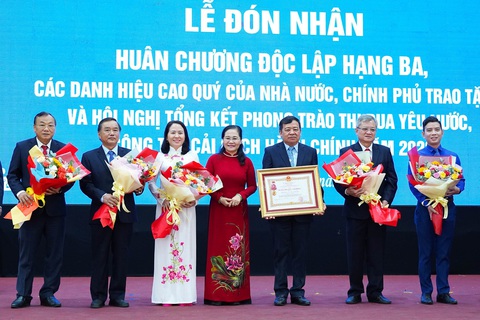 Huyện Củ Chi đón nhận Huân chương Độc lập hạng ba - Ảnh 3. Huyện Củ Chi đón nhận Huân chương Độc lập hạng ba - Ảnh 3.