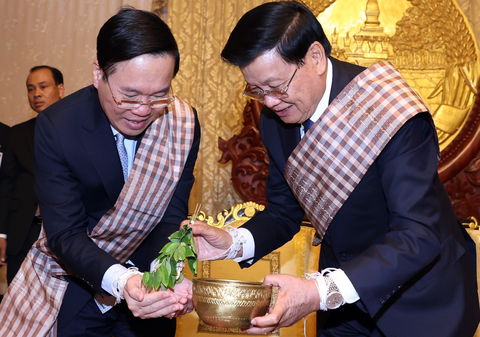 Chủ tịch nước Võ Văn Thưởng và Tổng bí thư, Chủ tịch nước Lào Thongloun Sisoulith trong lễ buộc chỉ cổ tay cầu bình an, may mắn theo truyền thống của người Lào trước năm mới tối 10-4 - Ảnh: TTXVN Chủ tịch nước Võ Văn Thưởng và Tổng bí thư, Chủ tịch nước Lào Thongloun Sisoulith trong lễ buộc chỉ cổ tay cầu bình an, may mắn theo truyền thống của người Lào trước năm mới tối 10-4 - Ảnh: TTXVN