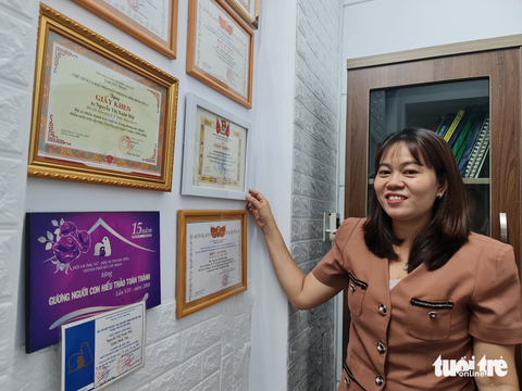 Nữ thạc sĩ bắt mạch kê toa cho nước - Ảnh 4. Nữ thạc sĩ bắt mạch kê toa cho nước - Ảnh 4.