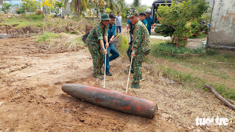 Đào đất xây nhà, phát hiện quả bom 250kg còn ngòi nổ - Ảnh 2. Đào đất xây nhà, phát hiện quả bom 250kg còn ngòi nổ - Ảnh 2.