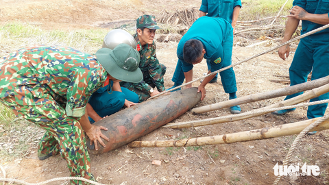 Đào đất xây nhà, phát hiện quả bom 250kg còn ngòi nổ - Ảnh 3. Đào đất xây nhà, phát hiện quả bom 250kg còn ngòi nổ - Ảnh 3.