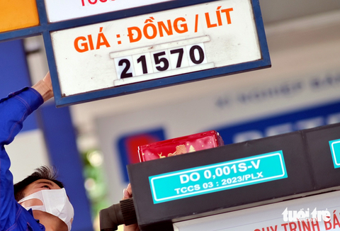Giá xăng RON95 tăng mạnh hơn 1.100 đồng/lít - Ảnh 1. Thay đổi giá xăng chiều ngày 11-4 sau một thời gian giữ ổn định - Ảnh: NGỌC PHƯỢNG