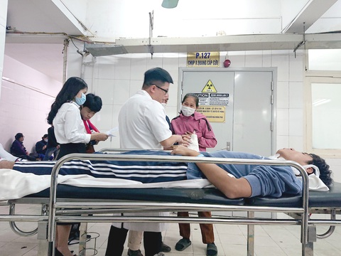 Bệnh nhân chờ đợi kiểm tra, điều trị tại một bệnh viện - Ảnh: D.LIỄU Bệnh nhân chờ đợi kiểm tra, điều trị tại một bệnh viện - Ảnh: D.LIỄU