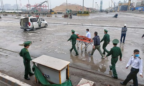 Ba thuyền viên Trung Quốc bị hôn mê trên tàu neo đậu ở cảng Nghi Sơn - Ảnh 2. Ba thuyền viên Trung Quốc bị hôn mê trên tàu neo đậu ở cảng Nghi Sơn - Ảnh 2.