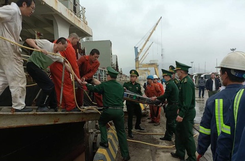 Ba thuyền viên Trung Quốc bị hôn mê trên tàu neo đậu ở cảng Nghi Sơn - Ảnh 1. Ba thuyền viên Trung Quốc bị hôn mê trên tàu neo đậu ở cảng Nghi Sơn - Ảnh 1.