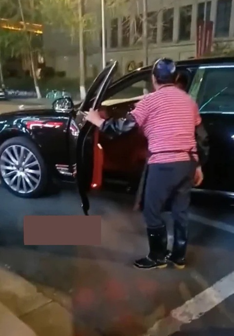 Chủ xe Bentley đi rửa bát thuê vì ở nhà quá buồn: ‘Ngày nào không được rửa bát là không chịu được’ - Ảnh 3. Chủ xe Bentley đi rửa bát thuê vì ở nhà quá buồn: ‘Ngày nào không được rửa bát là không chịu được’ - Ảnh 3.