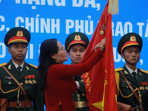 Huyện Củ Chi đón nhận Huân chương Độc lập hạng ba - Ảnh 1. Huyện Củ Chi đón nhận Huân chương Độc lập hạng ba - Ảnh 1.