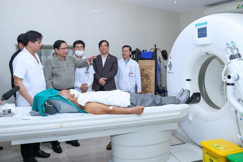 Kiểm tra đột xuất nhiều bệnh viện, Thủ tướng chỉ đạo khẩn giải quyết thuốc hiếm - Ảnh 1. Kiểm tra đột xuất nhiều bệnh viện, Thủ tướng chỉ đạo khẩn giải quyết thuốc hiếm - Ảnh 1.