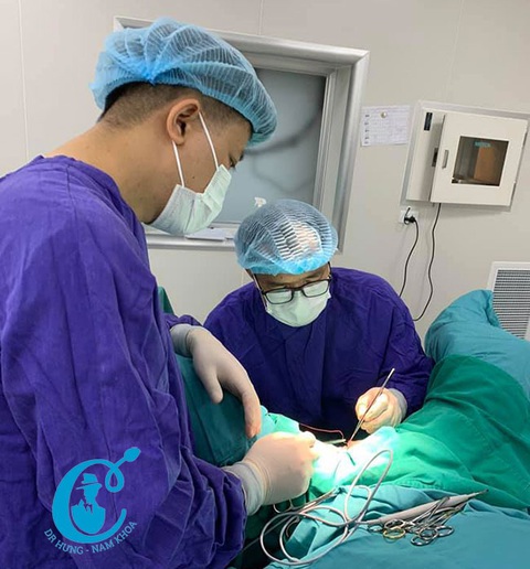 Thắt nghẹt bao quy đầu, nỗi ám ảnh của nhiều 'đấng mày râu' - Ảnh 1. Bác sĩ Hưng trong một ca phẫu thuật - Ảnh: BSCC