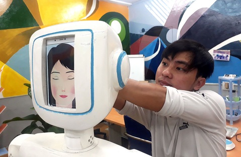 Sinh viên nghiên cứu robot tại Trường ĐH Sư phạm kỹ thuật TP.HCM - Ảnh: TRỌNG NHÂN Sinh viên nghiên cứu robot tại Trường ĐH Sư phạm kỹ thuật TP.HCM - Ảnh: TRỌNG NHÂN