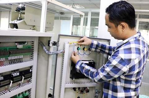 Các máy móc, sản phẩm của một nhóm nghiên cứu Trường ĐH Công nghiệp TP.HCM - Ảnh: TRỌNG NHÂN Các máy móc, sản phẩm của một nhóm nghiên cứu Trường ĐH Công nghiệp TP.HCM - Ảnh: TRỌNG NHÂN