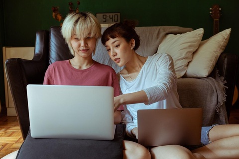 Thế nào là một bản CV mạnh mẽ? - Ảnh 2. Có thể nhờ bạn bè đọc để góp ý cho CV của bạn - Ảnh: Pexels