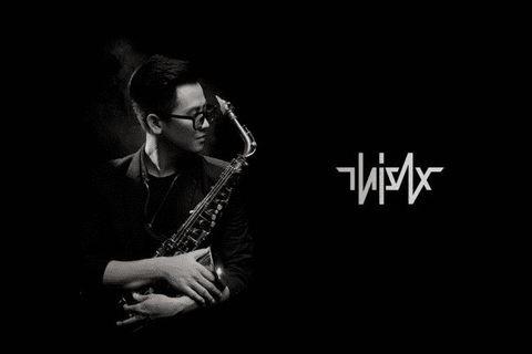 Triển lãm Glory to GLORY: Kể chuyện sống sang bằng nghệ thuật - Ảnh 2. Nghệ sĩ saxophone Hoàng Thi sẽ góp mặt trình diễn trong triển lãm Glory to GLORY, hứa hẹn mang tới khán giả những trải nghiệm nghệ thuật say đắm.