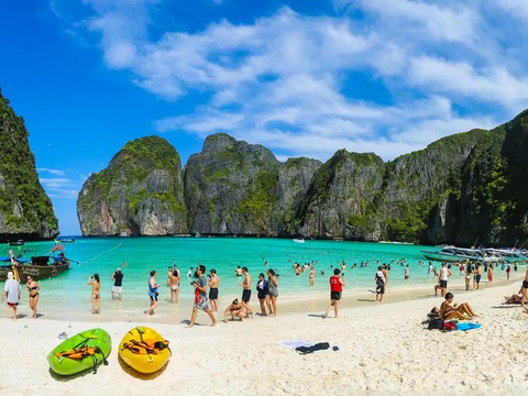 Thái Lan thu được 1 triệu baht/ngày từ phí du lịch quần đảo Phi-Phi - Ảnh 1. Khách du lịch tham quan Vịnh Maya trên đảo Phi-Phi, Thái Lan.Ảnh: theguardian.com