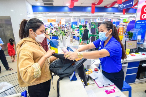 Sống xanh từ sản phẩm tái chế - Ảnh 1. Các loại túi thời trang, thể thao, túi laptop và hành lý Tucano mang phong cách Ý, được làm từ vật liệu tái chế, đang được khách hàng tích tem đổi quà tại Co.opmart Xa lộ Hà Nội - Ảnh: QUANG ĐỊNH