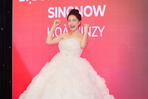 Hòa Minzy diện đầm phát sáng, tự tin khoe giọng mộc - Ảnh 1. Hòa Minzy diện đầm phát sáng, tự tin khoe giọng mộc - Ảnh 1.