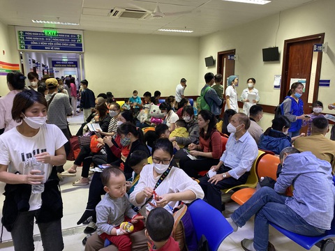 Bệnh nhi gia tăng, bệnh viện tại Hà Nội lại kín giường - Ảnh 1. Bệnh nhi gia tăng, bệnh viện tại Hà Nội lại kín giường - Ảnh 1.