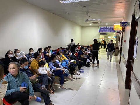 Bệnh nhi gia tăng, bệnh viện tại Hà Nội lại kín giường - Ảnh 2. Bệnh nhi gia tăng, bệnh viện tại Hà Nội lại kín giường - Ảnh 2.