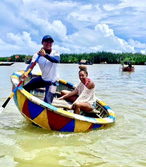 Cặp đôi người Anh miệt mài làm video giới thiệu du lịch Việt Nam - Ảnh 3. Cặp đôi người Anh miệt mài làm video giới thiệu du lịch Việt Nam - Ảnh 3.