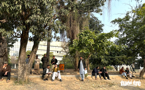 Nhiều người chờ xin visa trước sứ quán Afghanistan do Taliban đại diện ở Islamabad (Pakistan) - Ảnh: TRUNG NGHĨA Nhiều người chờ xin visa trước sứ quán Afghanistan do Taliban đại diện ở Islamabad (Pakistan) - Ảnh: TRUNG NGHĨA