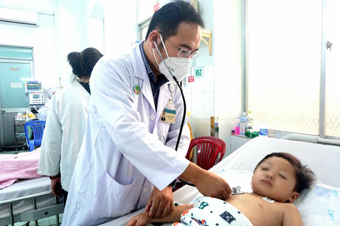 Uống thuốc hạ sốt quá liều, bé trai bị tăng men gan hơn 300 lần - Ảnh 1. Uống thuốc hạ sốt quá liều, bé trai bị tăng men gan hơn 300 lần - Ảnh 1.