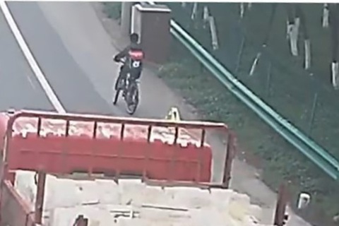 Cãi nhau với mẹ, cậu bé đạp xe 130km về nhà bà ngoại - Ảnh 1. Cãi nhau với mẹ, cậu bé đạp xe 130km về nhà bà ngoại - Ảnh 1.