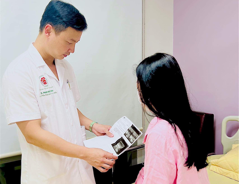‘Nâng ngực không phẫu thuật’, 1 phụ nữ bị viêm cứng vòng 1 phải đi viện - Ảnh 1. ‘Nâng ngực không phẫu thuật’, 1 phụ nữ bị viêm cứng vòng 1 phải đi viện - Ảnh 1.