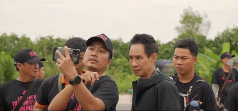 Cảnh quay đắt giá nhất Lật mặt 6: Lý Hải xây cả dãy nhà trọ rồi đập bỏ - Ảnh 1. Cảnh quay đắt giá nhất Lật mặt 6: Lý Hải xây cả dãy nhà trọ rồi đập bỏ - Ảnh 1.