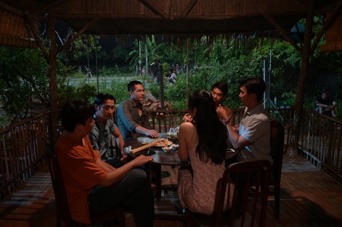 Cảnh quay đắt giá nhất Lật mặt 6: Lý Hải xây cả dãy nhà trọ rồi đập bỏ - Ảnh 4. Cảnh quay đắt giá nhất Lật mặt 6: Lý Hải xây cả dãy nhà trọ rồi đập bỏ - Ảnh 4.