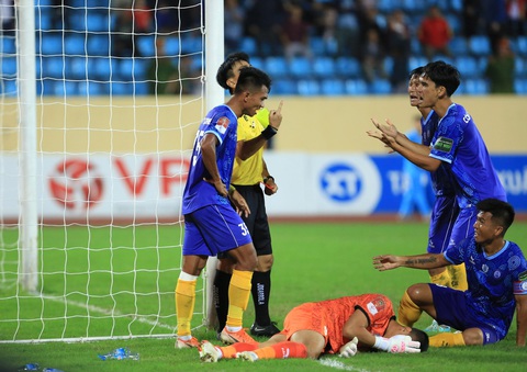 VFF mời trọng tài Malaysia bắt V-League, đẩy nhanh áp dụng VAR - Ảnh 3. Tình huống trọng tài Trương Hồng Vũ đưa ra quyết định gây tranh cãi trong trận Nam Định - Khánh Hòa tại vòng 5 V-League 2023 - Ảnh: MINH ĐỨC