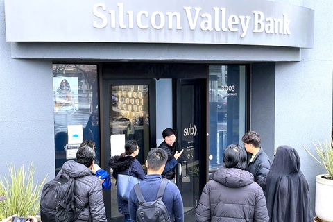 Một nhân viên thông báo với khách hàng là trụ sở SVB tại California (Mỹ) đóng cửa. SVB đã phá sản chỉ sau một tuần được bình bầu là ngân hàng của năm - Ảnh: AFP Một nhân viên thông báo với khách hàng là trụ sở SVB tại California (Mỹ) đóng cửa. SVB đã phá sản chỉ sau một tuần được bình bầu là ngân hàng của năm - Ảnh: AFP