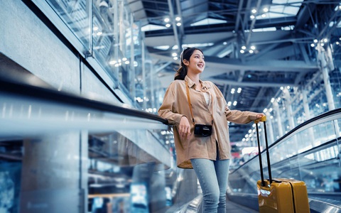 VIB áp dụng hạn mức bán ngoại tệ tối đa bằng GDP bình quân ở các nước điểm đến - Ảnh 1. Nhu cầu chi tiêu ngoại tệ của người Việt ngày càng cao do xu hướng du lịch, du học, khám chữa bệnh, công tác ở nước ngoài gia tăng - Ảnh: Shutterstock