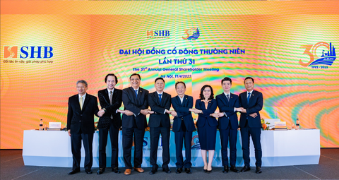 SHB hướng mục tiêu trở thành ngân hàng top đầu về hiệu quả - Ảnh 2. Hội đồng quản trị nhiệm kỳ 2022 – 2027 ra mắt Đại hội đồng cổ đông - Ảnh: SHB