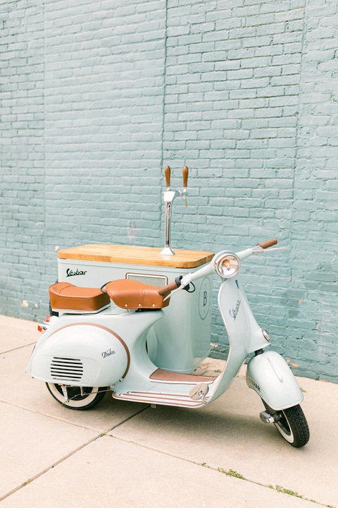 Biến Vespa phế liệu thành xe máy điện kiêm quầy nước di động - Ảnh 4. Biến Vespa phế liệu thành xe máy điện kiêm quầy nước di động - Ảnh 4.