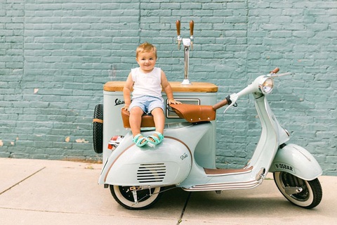 Biến Vespa phế liệu thành xe máy điện kiêm quầy nước di động - Ảnh 1. Biến Vespa phế liệu thành xe máy điện kiêm quầy nước di động - Ảnh 1.