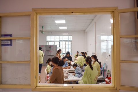 Bệnh nhi gia tăng, bệnh viện tại Hà Nội lại kín giường - Ảnh 3. Bệnh nhi gia tăng, bệnh viện tại Hà Nội lại kín giường - Ảnh 3.