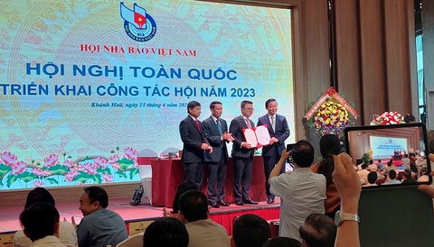 Báo chí phải tiếp thêm năng lượng tích cực để cùng toàn dân vượt qua thách thức - Ảnh 2. Báo chí phải tiếp thêm năng lượng tích cực để cùng toàn dân vượt qua thách thức - Ảnh 2.