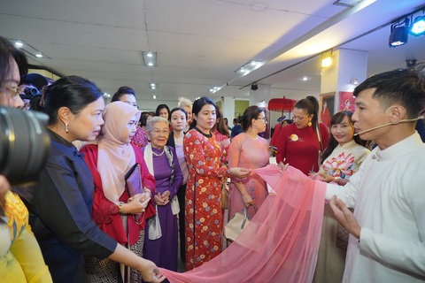 Lễ hội Áo dài TP.HCM 2023: Một tháng trời lan tỏa tình yêu áo dài - Ảnh 5. Lễ hội Áo dài TP.HCM 2023: Một tháng trời lan tỏa tình yêu áo dài - Ảnh 5.