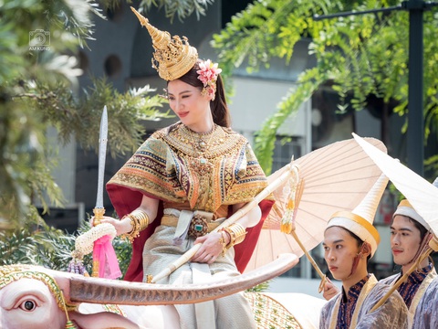 Nữ hoàng té nước Songkran 2023 vẫn là nàng Baifern - Ảnh 4. Nữ hoàng té nước Songkran 2023 vẫn là nàng Baifern - Ảnh 4.